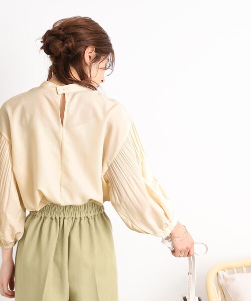 DRESKIP（ドレスキップ）の「◆【着映え＆体型カバー】スタンドネック 袖プリ－ツブラウス（シャツ/ブラウス・レディース・ブラック/ナチュラル/黄緑系・02/03/04）」の12枚目の写真