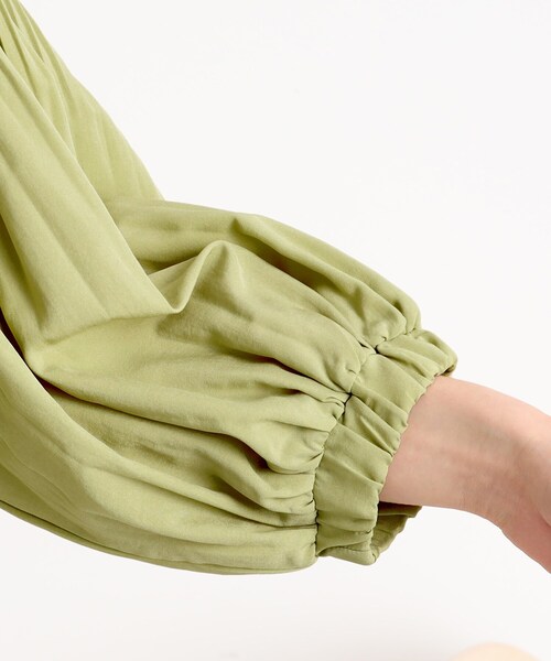 DRESKIP（ドレスキップ）の「◆【着映え＆体型カバー】スタンドネック 袖プリ－ツブラウス（シャツ/ブラウス・レディース・ブラック/ナチュラル/黄緑系・02/03/04）」の17枚目の写真