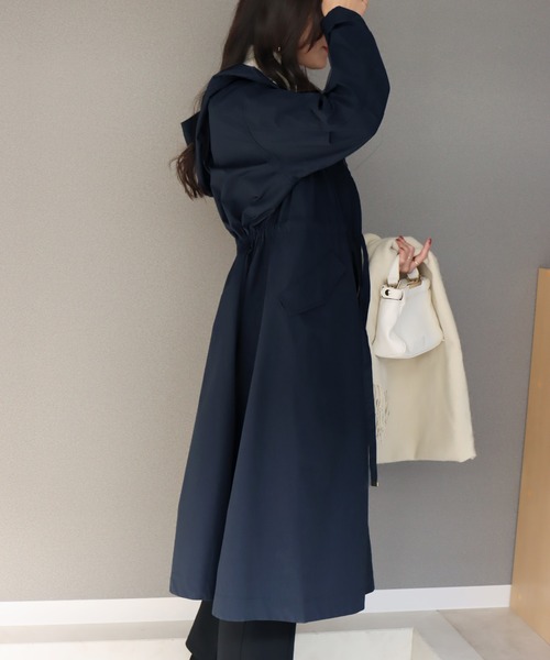 libelle more(リベル モア)の「《撥水加工》ウエストドロストフード付きジップトレンチコート(トレンチコート・レディース・グレイッシュベージュ/カーキ/ブラック/モカ/ネイビー・M/L)」の14枚目の写真