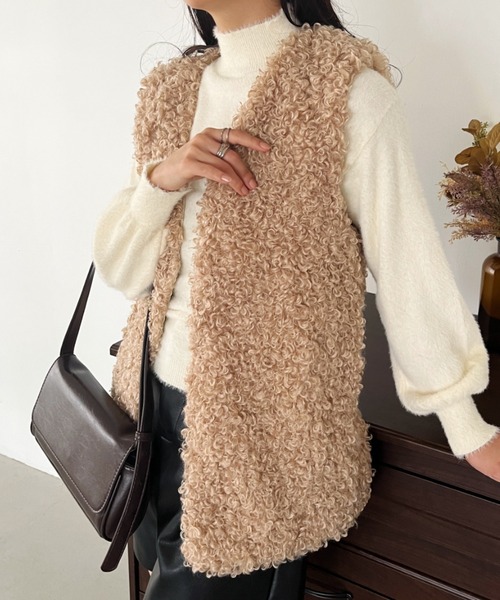 CLEA（クレア）の「ボリュームプードルフェイクファーベスト（ベスト・レディース・ホワイト/チャコールグレー/ベージュ・FREE）」の3枚目の写真