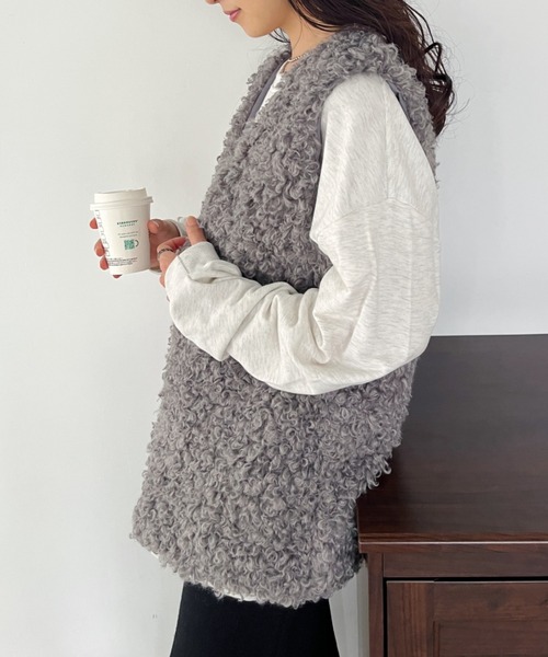 CLEA（クレア）の「ボリュームプードルフェイクファーベスト（ベスト・レディース・ホワイト/チャコールグレー/ベージュ・FREE）」の19枚目の写真