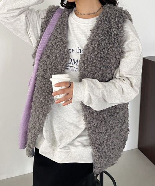 CLEA（クレア）の「ボリュームプードルフェイクファーベスト（ベスト・レディース・ホワイト/チャコールグレー/ベージュ・FREE）」の16枚目の写真