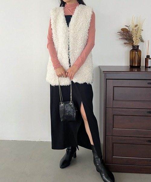 CLEA（クレア）の「ボリュームプードルフェイクファーベスト（ベスト・レディース・ホワイト/チャコールグレー/ベージュ・FREE）」の15枚目の写真