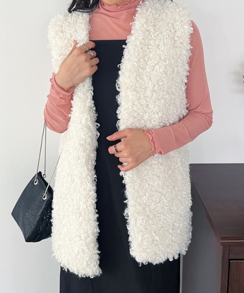 CLEA（クレア）の「ボリュームプードルフェイクファーベスト（ベスト・レディース・ホワイト/チャコールグレー/ベージュ・FREE）」の4枚目の写真