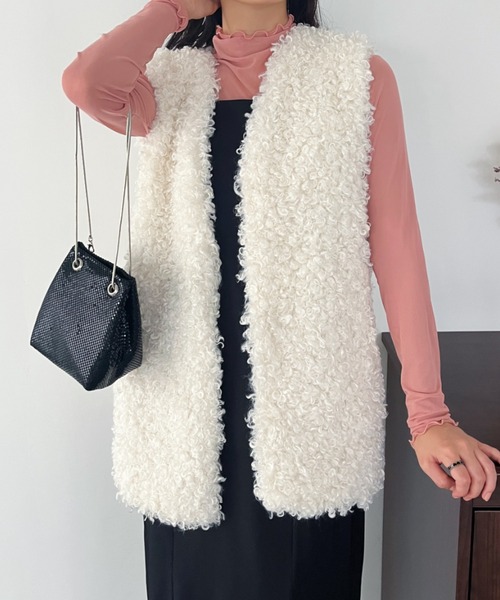 CLEA（クレア）の「ボリュームプードルフェイクファーベスト（ベスト・レディース・ホワイト/チャコールグレー/ベージュ・FREE）」の5枚目の写真