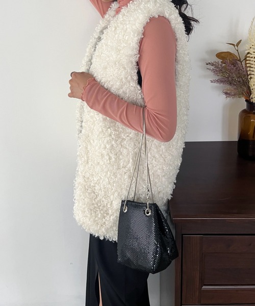 CLEA（クレア）の「ボリュームプードルフェイクファーベスト（ベスト・レディース・ホワイト/チャコールグレー/ベージュ・FREE）」の8枚目の写真