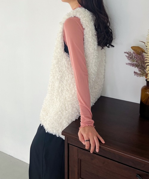 CLEA（クレア）の「ボリュームプードルフェイクファーベスト（ベスト・レディース・ホワイト/チャコールグレー/ベージュ・FREE）」の10枚目の写真