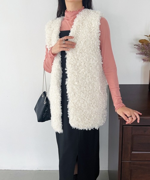 CLEA（クレア）の「ボリュームプードルフェイクファーベスト（ベスト・レディース・ホワイト/チャコールグレー/ベージュ・FREE）」の11枚目の写真