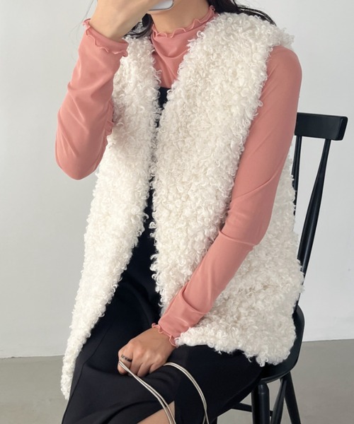 CLEA（クレア）の「ボリュームプードルフェイクファーベスト（ベスト・レディース・ホワイト/チャコールグレー/ベージュ・FREE）」の6枚目の写真