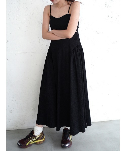 CHAROL(シャロル)の「ジャガードボリュームキャミワンピース(ワンピース・レディース・ブラック・FREE)」の2枚目の写真