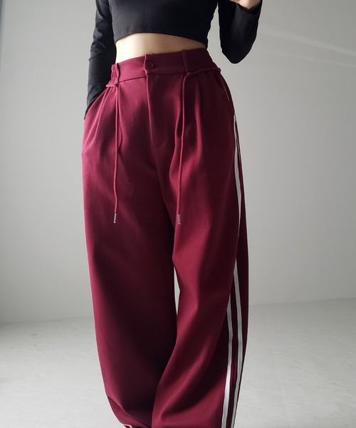 me+em select（ミームセレクト）の「【 選べる3サイズ／４カラー 】２WAYウエストコードサイドライントラックワイドパンツ（その他パンツ・レディース・ブラック/レッド/グレー/チャコール・SMALL/MEDIUM/LARGE）」の13枚目の写真