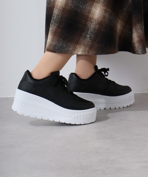 LOVEHUNTER（ラブハンター）の「LOVEHUNTER 厚底 ローカットスニーカー（スニーカー・レディース・ブラック/ホワイト×ホワイト/ブラック×ホワイト/ブラック×ブラック/ピンク/キャメル/シルバー/グレー/グレー×ホワイト/ブラウン系その他/カーキ/ホワイト×ブラック/ベージュ/グリーン系その他/レッド系その他/ダークブラウン/ブラック系その他/ブルー系その他/ゴールド系その他/ブルー系その他2/シルバー系その他/ブラウン/パープル系その他/シルバー×ブラック/ピンク系その他/イエロー系その他/オレンジ系その他・40/39/36/37/38/41/42/43/44/35）」の4枚目の写真