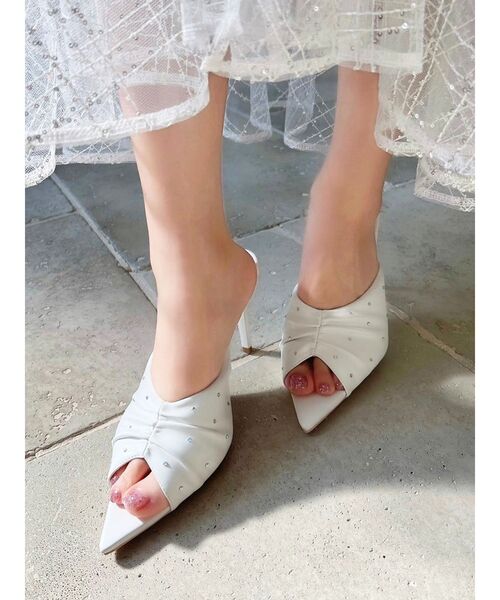 RESEXXY（リゼクシー）の「ギャザーデザインシャイニーサンダル（サンダル・レディース・イエロー/ピンク/ホワイト・LARGE/MEDIUM/SMALL）」の2枚目の写真