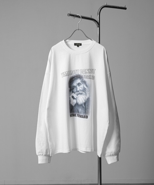 NILWAY（ニルウェイ）の「アソートグラフィックプリントコットン ロングスリーブ Tシャツ/ロンT（Tシャツ/カットソー・メンズ・ブラック/ブラック系その他2/ホワイト系その他2/ブラック系その他/ブラック系その他3/ホワイト/ホワイト系その他/ホワイト系その他3・MEDIUM/LARGE）」の2枚目の写真