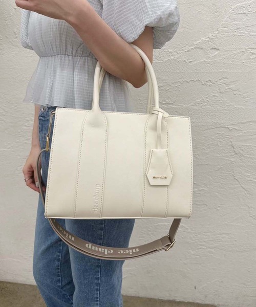 one after another NICE CLAUP(ワンアフターアナザーナイスクラップ)の「キーチャーム付きスクエアバッグ(ショルダーバッグ・レディース・アイボリー/ブラック/サックスブルー・FREE)」の4枚目の写真