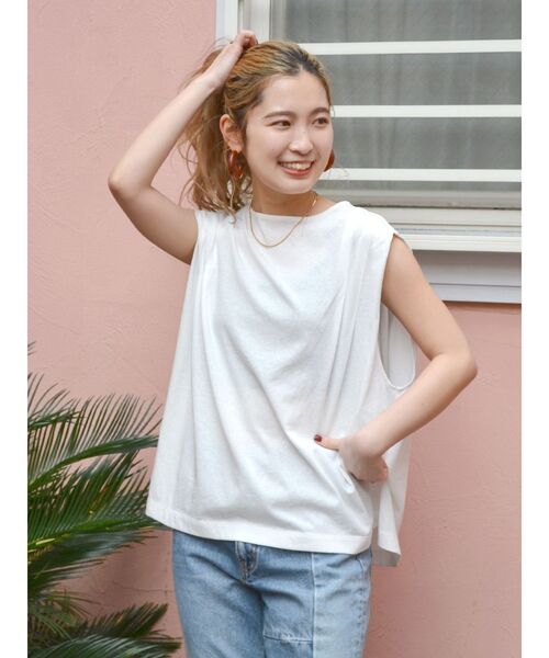 Ungrid（アングリッド）の「ショルダータックノースリトップス（Tシャツ/カットソー・レディース・オフホワイト/ブラック/ベージュ・FREE）」の2枚目の写真