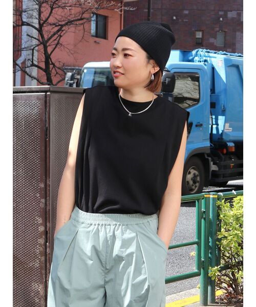 Ungrid（アングリッド）の「ショルダータックノースリトップス（Tシャツ/カットソー・レディース・オフホワイト/ブラック/ベージュ・FREE）」の3枚目の写真