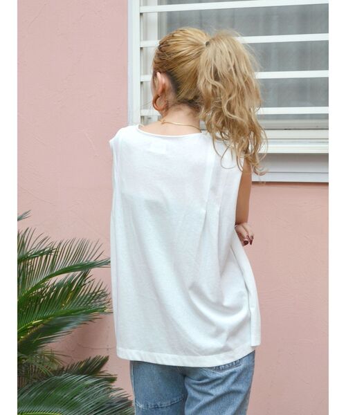 Ungrid（アングリッド）の「ショルダータックノースリトップス（Tシャツ/カットソー・レディース・オフホワイト/ブラック/ベージュ・FREE）」の5枚目の写真