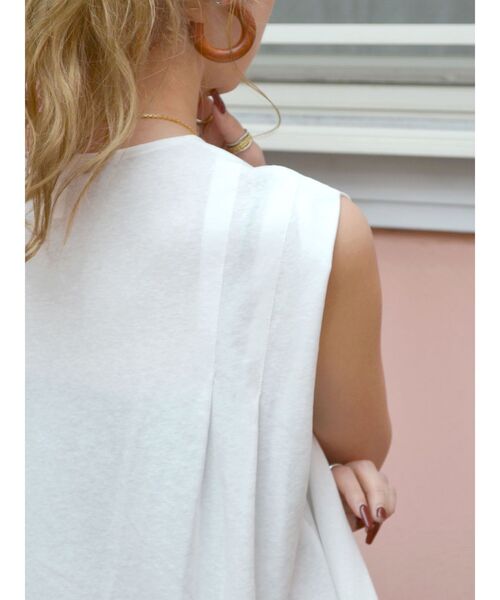 Ungrid（アングリッド）の「ショルダータックノースリトップス（Tシャツ/カットソー・レディース・オフホワイト/ブラック/ベージュ・FREE）」の6枚目の写真