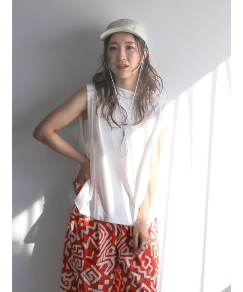 Ungrid（アングリッド）の「ショルダータックノースリトップス（Tシャツ/カットソー・レディース・オフホワイト/ブラック/ベージュ・FREE）」の8枚目の写真