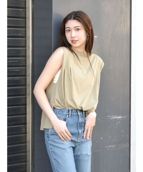 Ungrid（アングリッド）の「ショルダータックノースリトップス（Tシャツ/カットソー・レディース・オフホワイト/ブラック/ベージュ・FREE）」の15枚目の写真