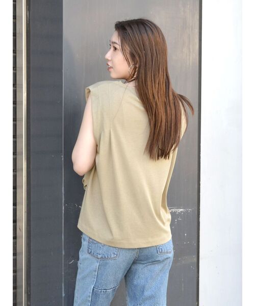 Ungrid（アングリッド）の「ショルダータックノースリトップス（Tシャツ/カットソー・レディース・オフホワイト/ブラック/ベージュ・FREE）」の16枚目の写真