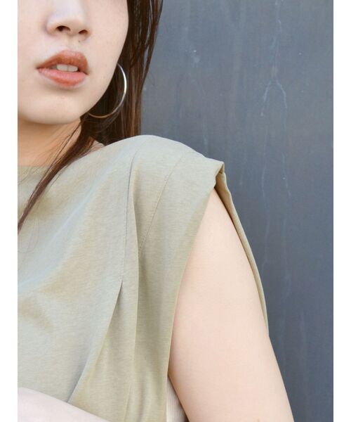 Ungrid（アングリッド）の「ショルダータックノースリトップス（Tシャツ/カットソー・レディース・オフホワイト/ブラック/ベージュ・FREE）」の17枚目の写真