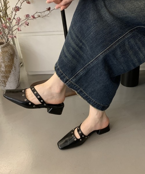 mebole(メボレ)の「ハトメデザインミュール(パンプス・レディース・ブラック/ホワイト・MEDIUM/SMALL/LARGE)」の1枚目の写真
