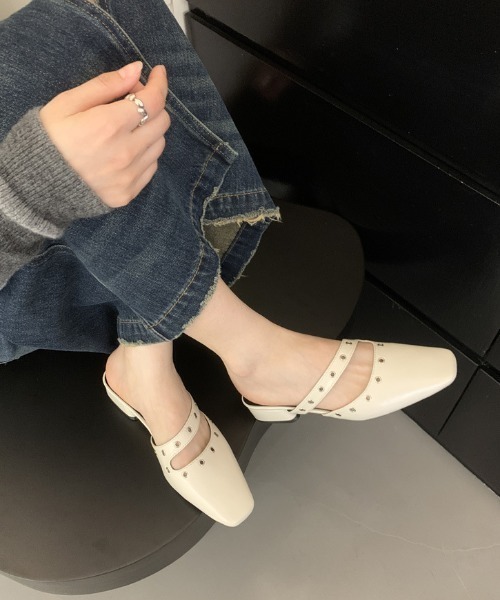 mebole(メボレ)の「ハトメデザインミュール(パンプス・レディース・ブラック/ホワイト・MEDIUM/SMALL/LARGE)」の7枚目の写真