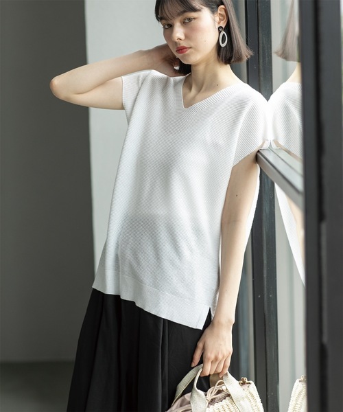 OPAQUE.CLIP（オペークドットクリップ）の「◆≪5color/S-LLsize≫ドライタッチガーターVネックフレンチニット【UVケア/抗ピル/洗濯機洗い可】（ニット/セーター・レディース・ブルー系その他/ホワイト/ブラック/イエロー系その他/ブラウン系その他・36/38/40/42）」の6枚目の写真