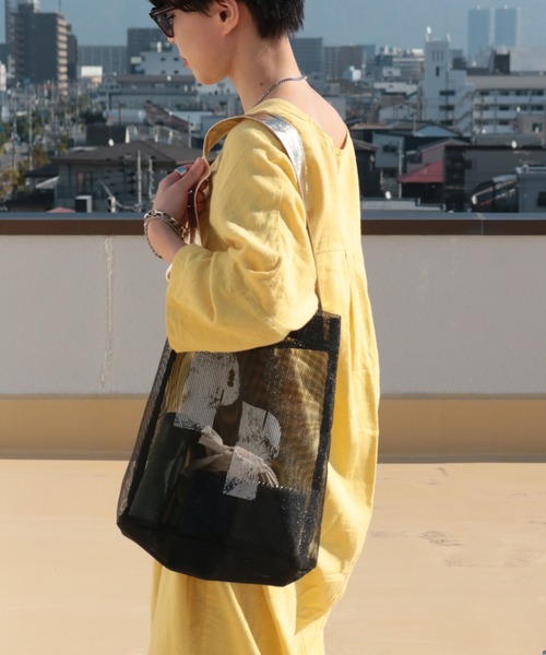 KIVISDOU（キビスドウ）の「アルファベット　プリントメッシュバッグ（トートバッグ・レディース・ライトブルー/ブラック/イエロー/オレンジ・F）」の3枚目の写真