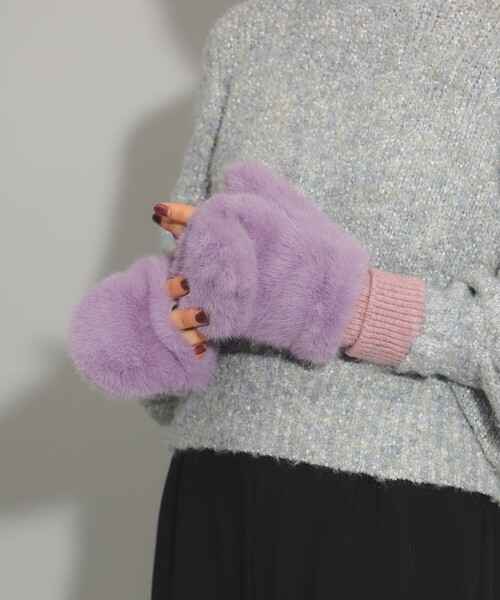 Ray BEAMS(レイビームス)の「CONTROL FREAK / 別注 フェイクファー ミトン(手袋・レディース・オフホワイト/ブラック/パープル・ONE SIZE)」の3枚目の写真