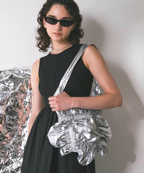 Solace(ソレイス)の「メタリックギャザートートバッグ(トートバッグ・レディース・シルバー/ブラック/ホワイト・FREE)」の4枚目の写真