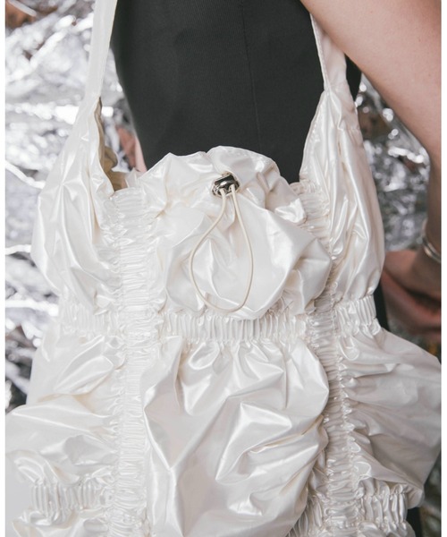 Solace(ソレイス)の「メタリックギャザートートバッグ(トートバッグ・レディース・シルバー/ブラック/ホワイト・FREE)」の7枚目の写真