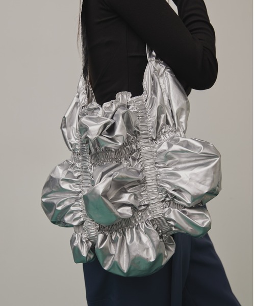 Solace(ソレイス)の「メタリックギャザートートバッグ(トートバッグ・レディース・シルバー/ブラック/ホワイト・FREE)」の14枚目の写真