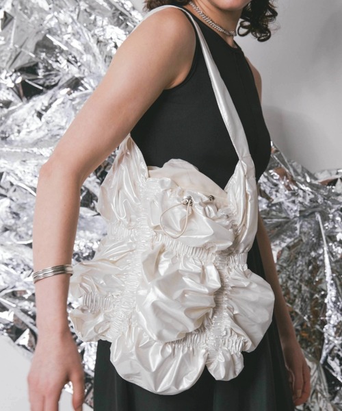 Solace(ソレイス)の「メタリックギャザートートバッグ(トートバッグ・レディース・シルバー/ブラック/ホワイト・FREE)」の19枚目の写真