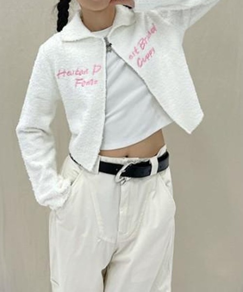 LYEON(リヨン)の「ロゴ刺繍ブークレジップアップニットブルゾン(ブルゾン・レディース・ピンク/ホワイト/ブルー・FREE)」の4枚目の写真