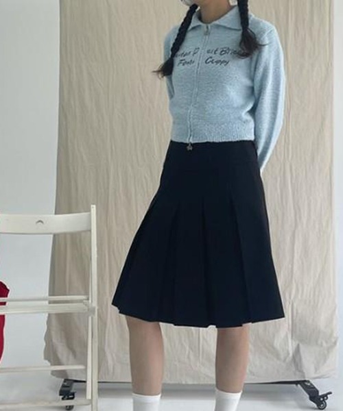 LYEON(リヨン)の「ロゴ刺繍ブークレジップアップニットブルゾン(ブルゾン・レディース・ピンク/ホワイト/ブルー・FREE)」の11枚目の写真