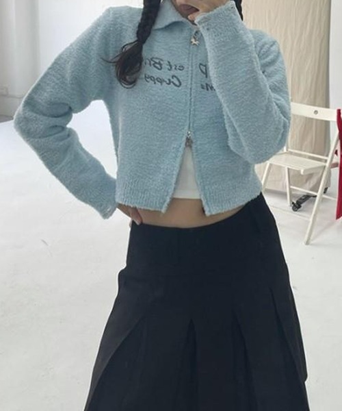 LYEON(リヨン)の「ロゴ刺繍ブークレジップアップニットブルゾン(ブルゾン・レディース・ピンク/ホワイト/ブルー・FREE)」の8枚目の写真