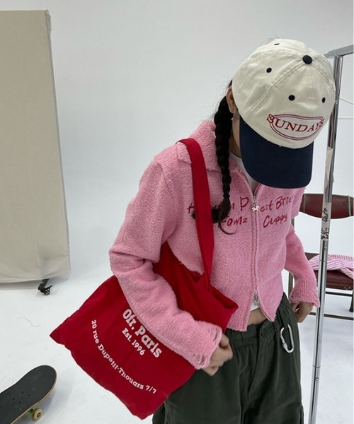 LYEON(リヨン)の「ロゴ刺繍ブークレジップアップニットブルゾン(ブルゾン・レディース・ピンク/ホワイト/ブルー・FREE)」の15枚目の写真