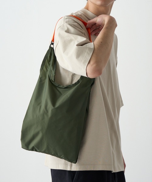 MAISON CLUB(メゾンクラブ)の「【MAISON CLUB】Ripstop Nylon 2way Shoulder Tote / リップストップナイロン2ウェイショルダートート(トートバッグ・メンズ・カーキ/ブラック/オレンジ/ベージュ/ネイビー/グレー・FREE)」の14枚目の写真