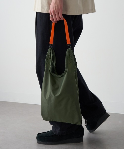 MAISON CLUB(メゾンクラブ)の「【MAISON CLUB】Ripstop Nylon 2way Shoulder Tote / リップストップナイロン2ウェイショルダートート(トートバッグ・メンズ・カーキ/ブラック/オレンジ/ベージュ/ネイビー/グレー・FREE)」の13枚目の写真