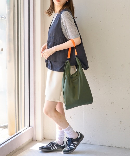 MAISON CLUB(メゾンクラブ)の「【MAISON CLUB】Ripstop Nylon 2way Shoulder Tote / リップストップナイロン2ウェイショルダートート(トートバッグ・メンズ・カーキ/ブラック/オレンジ/ベージュ/ネイビー/グレー・FREE)」の10枚目の写真