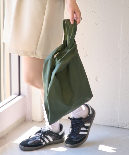 MAISON CLUB(メゾンクラブ)の「【MAISON CLUB】Ripstop Nylon 2way Shoulder Tote / リップストップナイロン2ウェイショルダートート(トートバッグ・メンズ・カーキ/ブラック/オレンジ/ベージュ/ネイビー/グレー・FREE)」の7枚目の写真