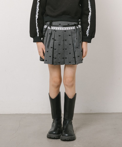 URBAN CHERRY（アーバンチェリー）の「【インナーパンツ付き】レース切り替えリボンプリーツスカート（スカート・キッズ・グレー・110cm/120cm/130cm/140cm/150cm）」の8枚目の写真