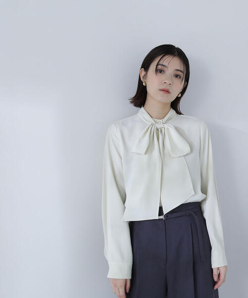 NATURAL BEAUTY BASIC（ナチュラルビューティーベーシック）の「◇リボンボウタイブラウス（シャツ/ブラウス・レディース・オフホワイト/チャコールグレー/イエロー・MEDIUM/SMALL）」の12枚目の写真