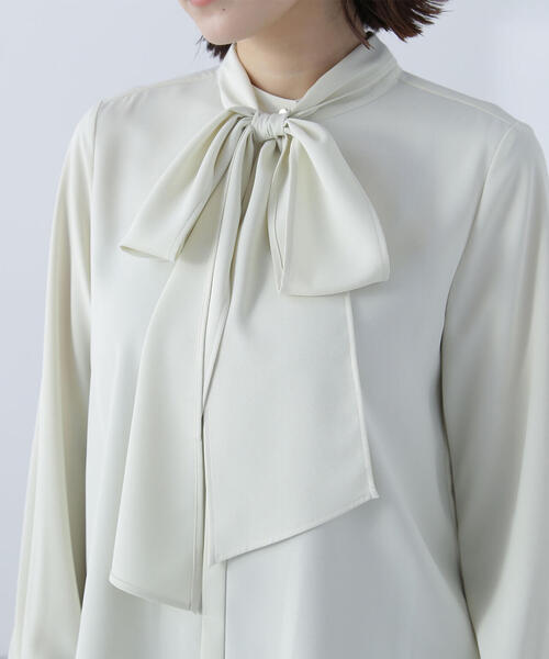 NATURAL BEAUTY BASIC（ナチュラルビューティーベーシック）の「◇リボンボウタイブラウス（シャツ/ブラウス・レディース・オフホワイト/チャコールグレー/イエロー・MEDIUM/SMALL）」の18枚目の写真