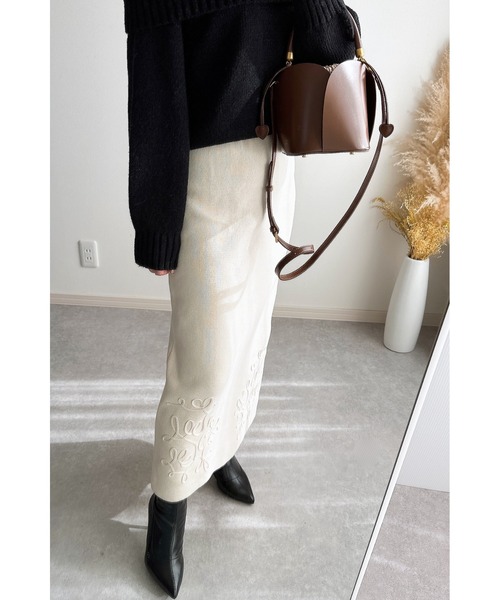 &. NOSTALGIA（アンドドットノスタルジア）の「【ZOZO限定】コード刺繍バックスリットニットスカート（スカート・レディース・ブラック/アイボリー/チャコールグレー・M）」の7枚目の写真