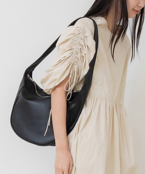 ラウンド型クロスボディバッグ/ブラック ホワイト アイボリー ハーフ