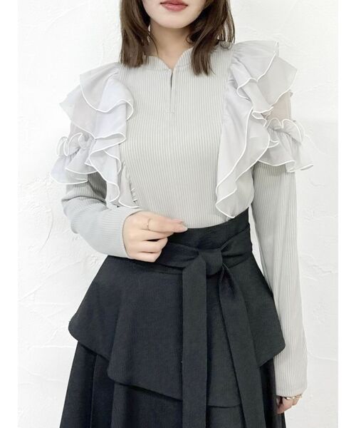 dazzlin(ダズリン)の「フロントホック長袖フリルトップス(Tシャツ/カットソー・レディース・ベージュ/ブラック/オフホワイト/グレー・FREE)」の3枚目の写真